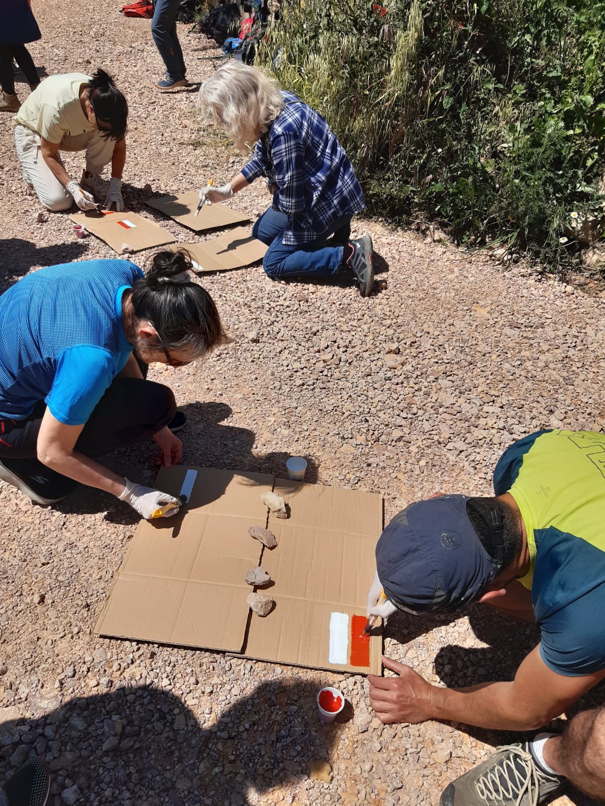 Voluntarios del programa de senderos turísticos realizando una práctica de señalización 1