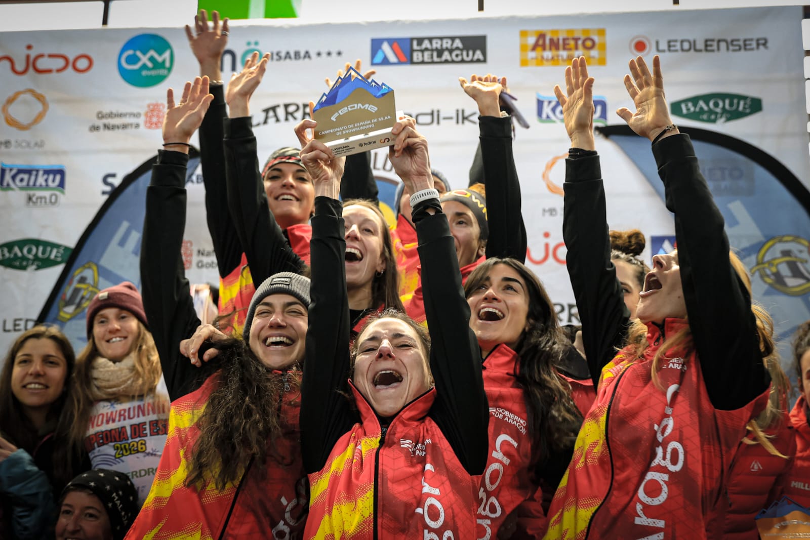 Selección Aragonesa Femenina de carreras por montaña con el oro en el campeonato de snowrunning